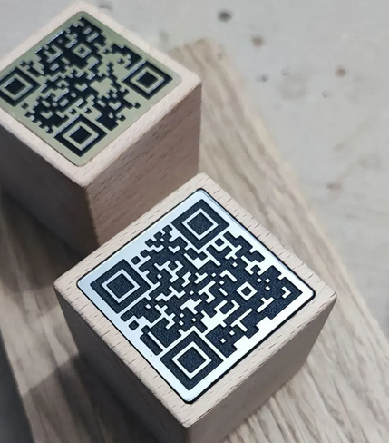 QR kod, gravura na graverskoj plastici